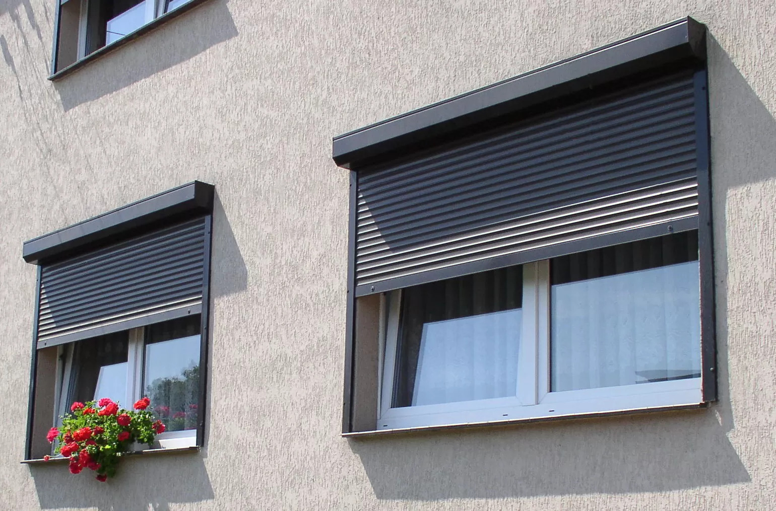 Surface-mounted roller shutters